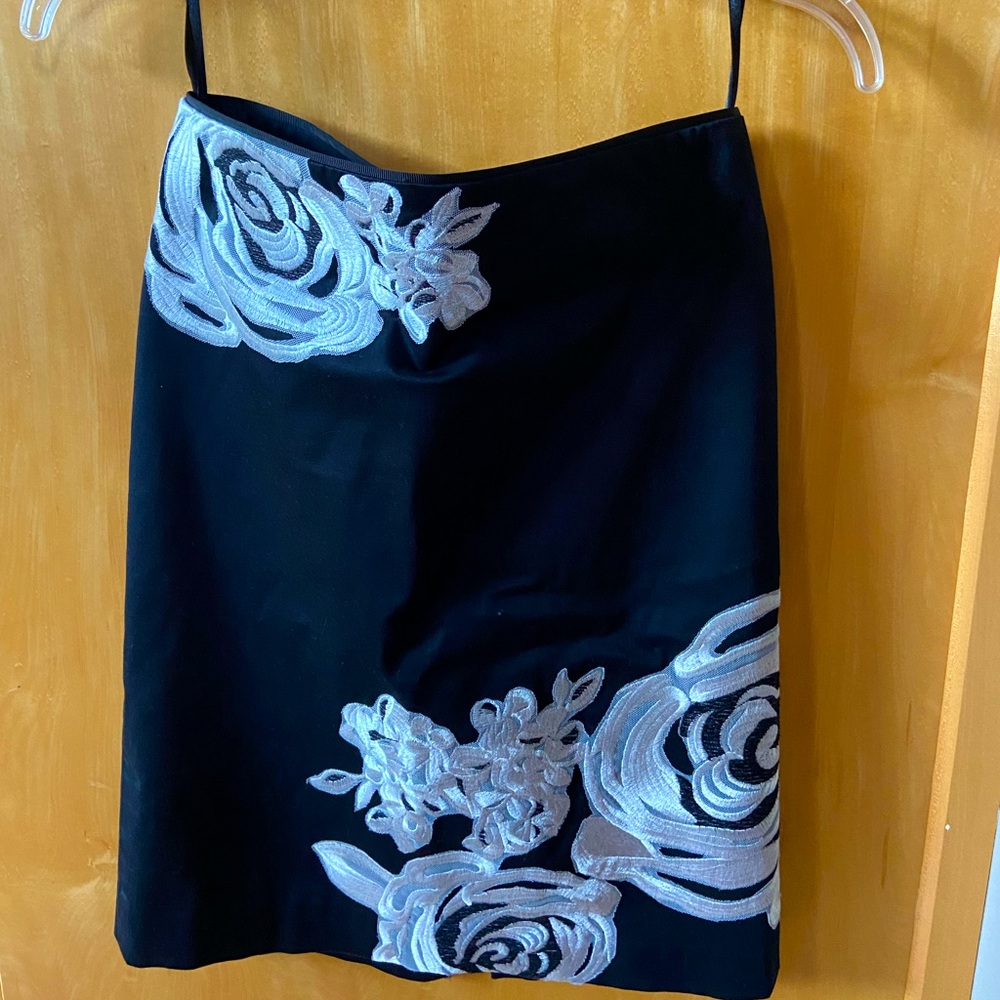 White House Black Market Black Pencil Skirt with flower embroidery. Size 00